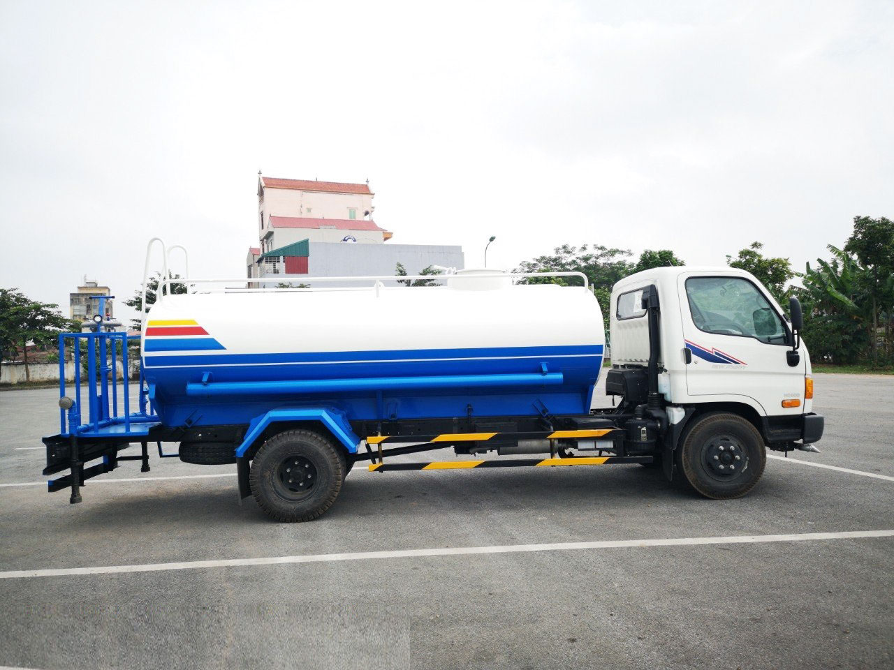 Xe phun nước rửa đường Hyundai HD800