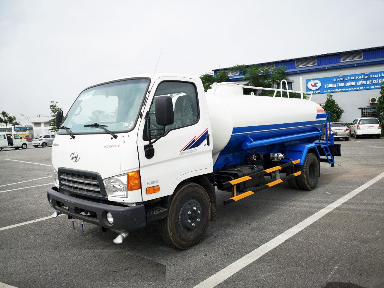 Đóng xe xi téc phun nước rửa đường tưới cây Hyundai HD800 theo yêu cầu