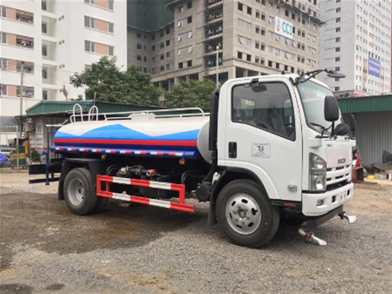 Xe phun nước rửa đường ISUZU 5 khối tiết kiệm nhiên liệu phù hợp với cung đường hẹp