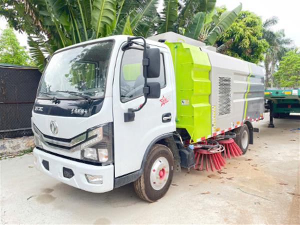 Xe quét rác hút bụi đường Dongfeng 5 khối